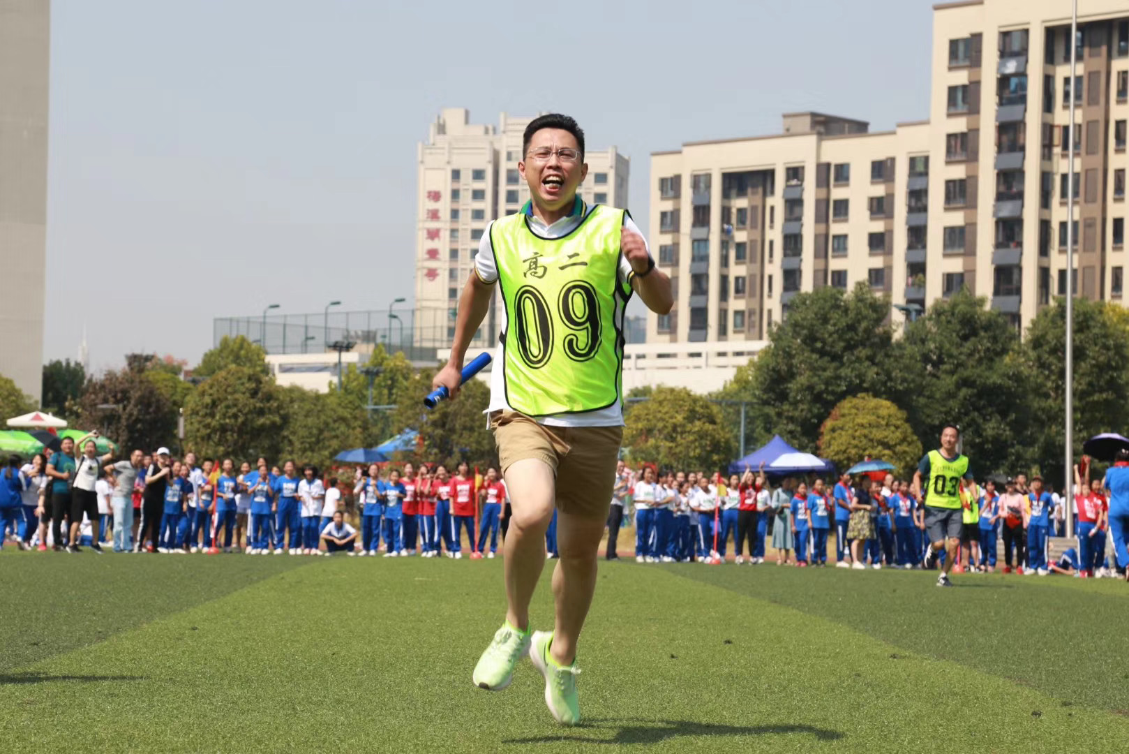 校运会家长接力赛：手持接力棒冲刺中的瞬间